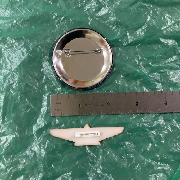 Delta Airlines DELTA AVIATOR Pin & Plastic Junior Pilot "Kiddie Wings" Pin - Picture 2 of 2